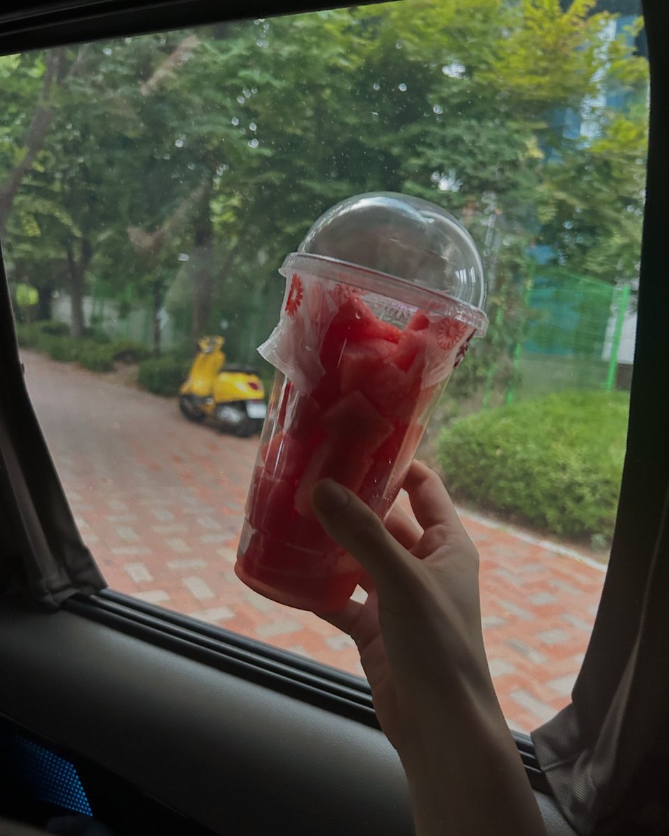 yeobeenverse's tweet photo. jeon.yeobeen IG update 

“ Summer Days 🐠🌧️🤍” https://t.co/MkjXN1C6sm