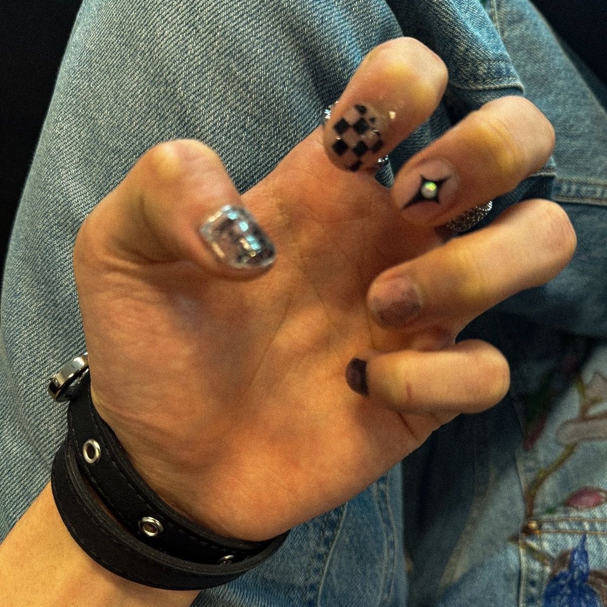 nawmiis's tweet photo. i hope hyunjin never stops painting his nails  like omg… https://t.co/6BL9D9OiDO