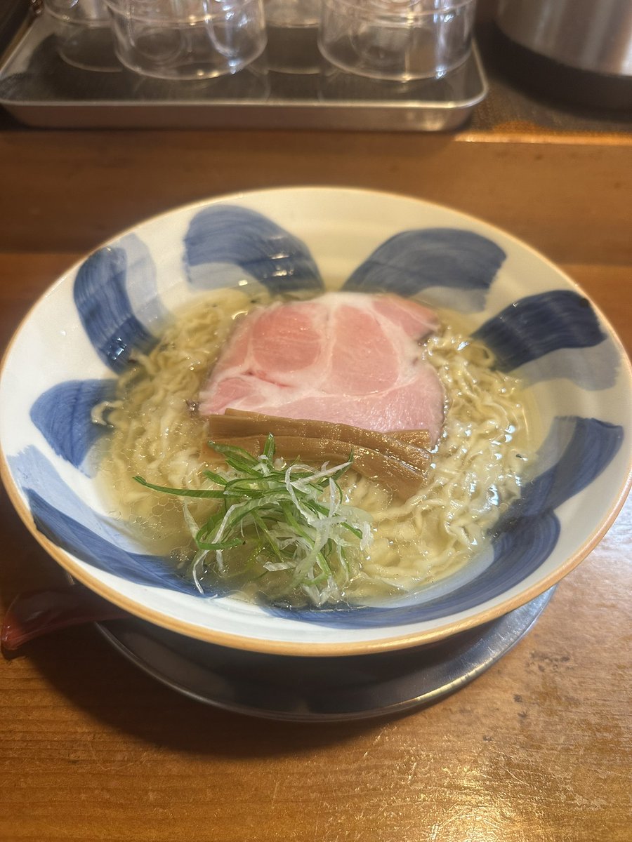 bontyanm2's tweet photo. さんくるげ　
生醤油らぁ麺
塩らぁ麺
たんたん麺

美味しい朝ラーを求めて🍜
醤油は鶏と魚介の重層的な旨味が半端ない✨
火入れしてない生醤油は芳醇な香り👍

たんたん麺は店主の「創作麺工房 鳴龍」で修行された経験が詰め込まれた絶品の一杯😋
塩は鶏肉に牛骨？と魚介の旨味がこれまた旨い✨ https://t.co/nLyu9gd5Lm