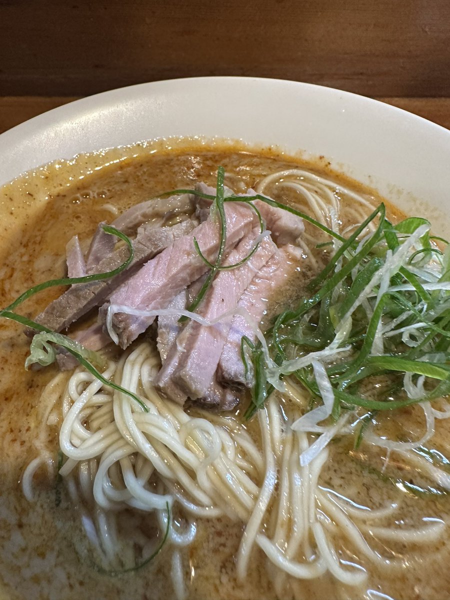 bontyanm2's tweet photo. さんくるげ　
生醤油らぁ麺
塩らぁ麺
たんたん麺

美味しい朝ラーを求めて🍜
醤油は鶏と魚介の重層的な旨味が半端ない✨
火入れしてない生醤油は芳醇な香り👍

たんたん麺は店主の「創作麺工房 鳴龍」で修行された経験が詰め込まれた絶品の一杯😋
塩は鶏肉に牛骨？と魚介の旨味がこれまた旨い✨ https://t.co/nLyu9gd5Lm