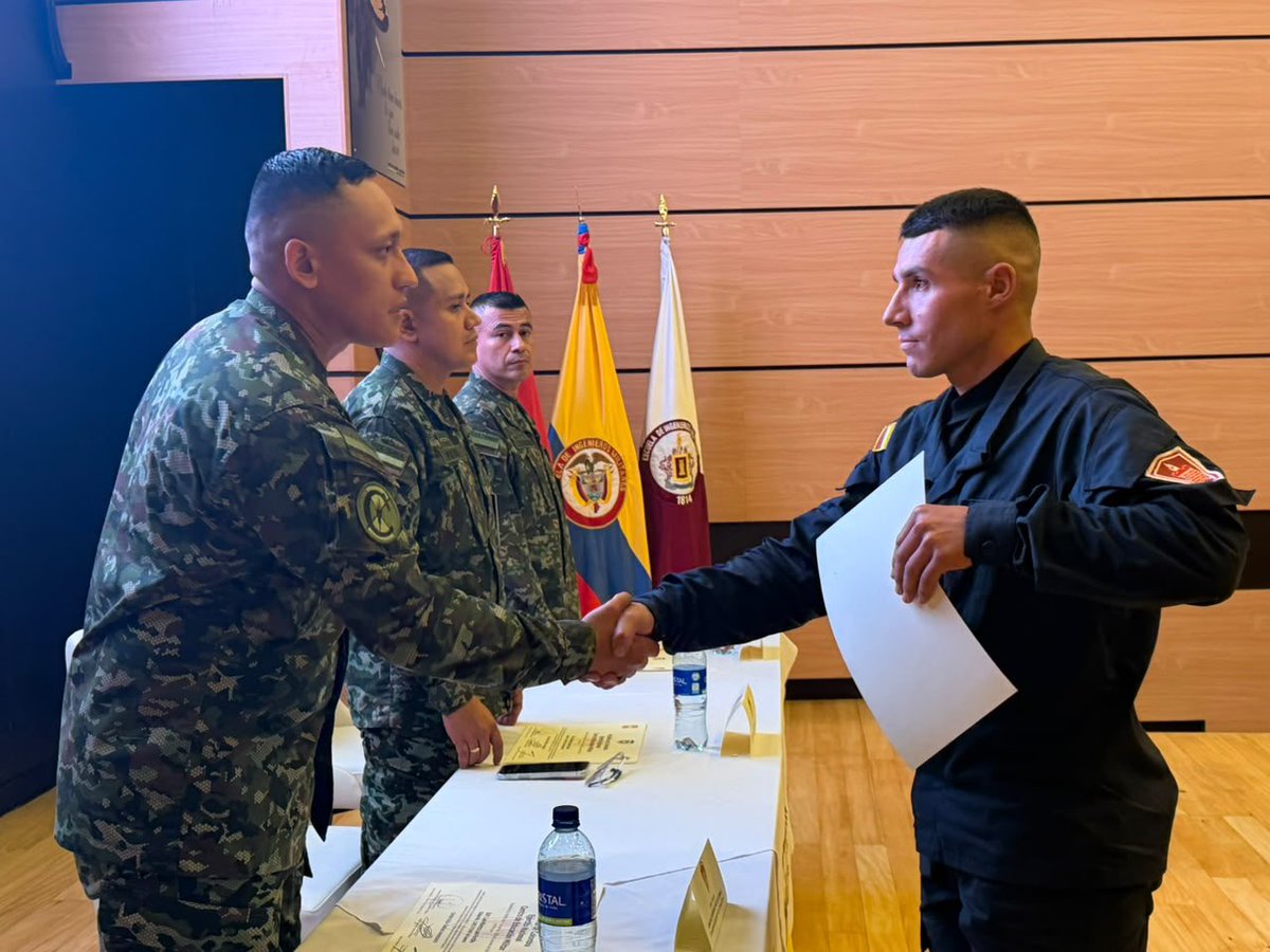 ejercito_cedoc's tweet photo. #ElDato | 🐕‍🦺🎓 Con disciplina, vocación y compromiso, 20 soldados profesionales culminaron con éxito el Curso Guía Canino Avanzado de la Escuela de Ingenieros Militares, recibiendo su título de certificación y fortaleciendo sus capacidades para el trabajo junto a los caninos al servicio de la misión institucional. #EducaciónMilitar