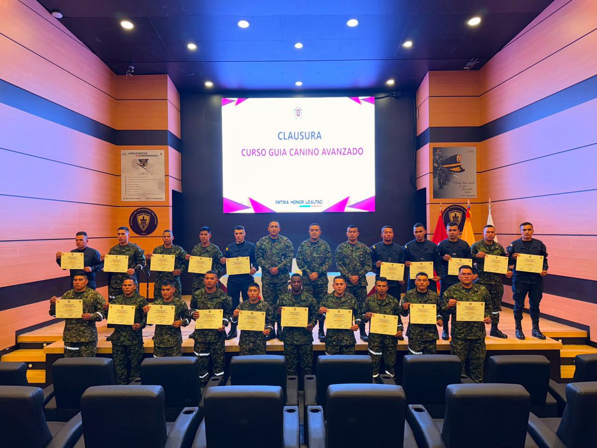ejercito_cedoc's tweet photo. #ElDato | 🐕‍🦺🎓 Con disciplina, vocación y compromiso, 20 soldados profesionales culminaron con éxito el Curso Guía Canino Avanzado de la Escuela de Ingenieros Militares, recibiendo su título de certificación y fortaleciendo sus capacidades para el trabajo junto a los caninos al servicio de la misión institucional. #EducaciónMilitar