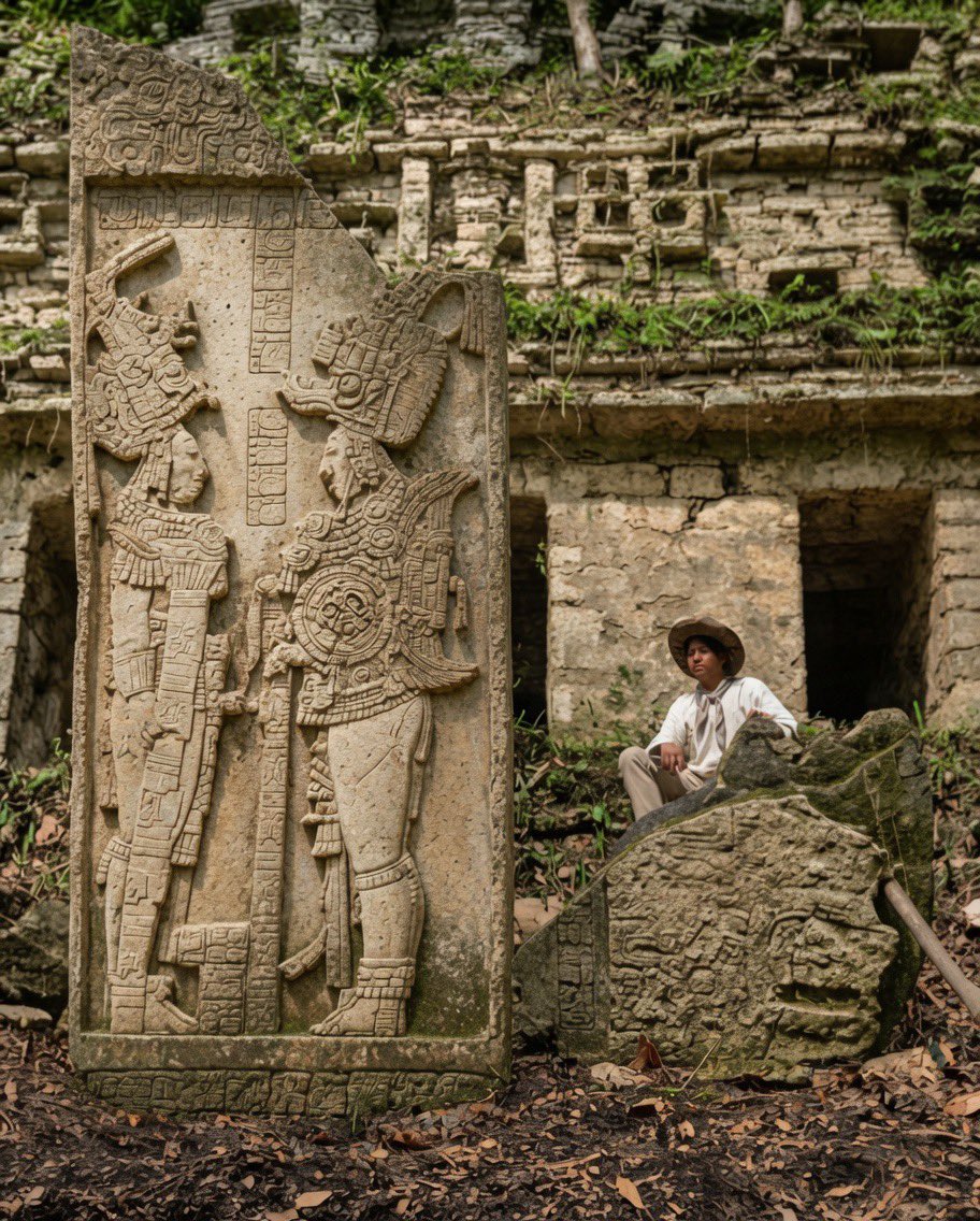 Cuauhtemoc_1521's tweet photo. Yaxchilán, Chiapas – Fotografiado alrededor de 1900
Esta poderosa fotografía fue tomada por el explorador y fotógrafo Teobert Maler durante sus expediciones a Yaxchilán entre 1897 y 1900.
El sitio, que hoy conocemos como Yaxchilán (nombre que le dio el propio Maler y que significa “Piedras Verdes”), tuvo otros nombres a lo largo de la historia. En el período Clásico parece haber sido llamado Pa’ Chan, que significa “Cielo Hendido”.
En el siglo XIX, el explorador francés Désiré Charnay lo bautizó como Ciudad Lorillard.
Una imagen histórica que captura la grandeza de los dinteles y estelas mayas de este impresionante sitio en la selva del Usumacinta, tal como se veían hace más de 125 años. 🌿🏛️
#Yaxchilán #Chiapas #TeobertMaler #HistoriaMaya #PaChan PatrimonioCultural