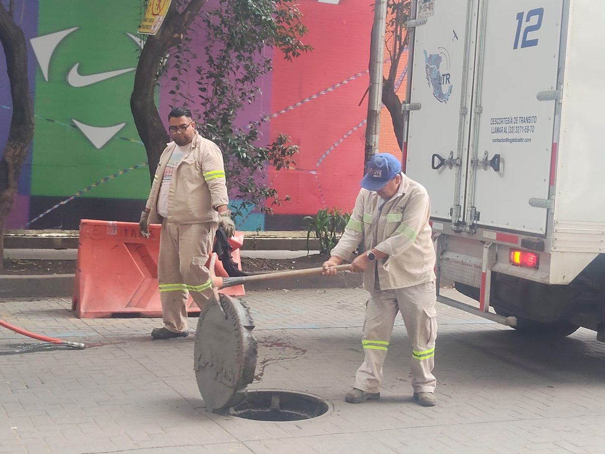 MRzb27's tweet photo. @AlcCuauhtemocMx he reportado en varias ocasiones por SUAC el drenaje tapado en la calle Nápoles entre Av. Paseo de la reforma e insurgentes sur.
Siempre cierran los reportes como atendidos. 
Hoy acudieron como a las 2.30 PM a desazolvar

El video es de hoy mismo a las 5.53 pm https://t.co/PuyJZOgdlM