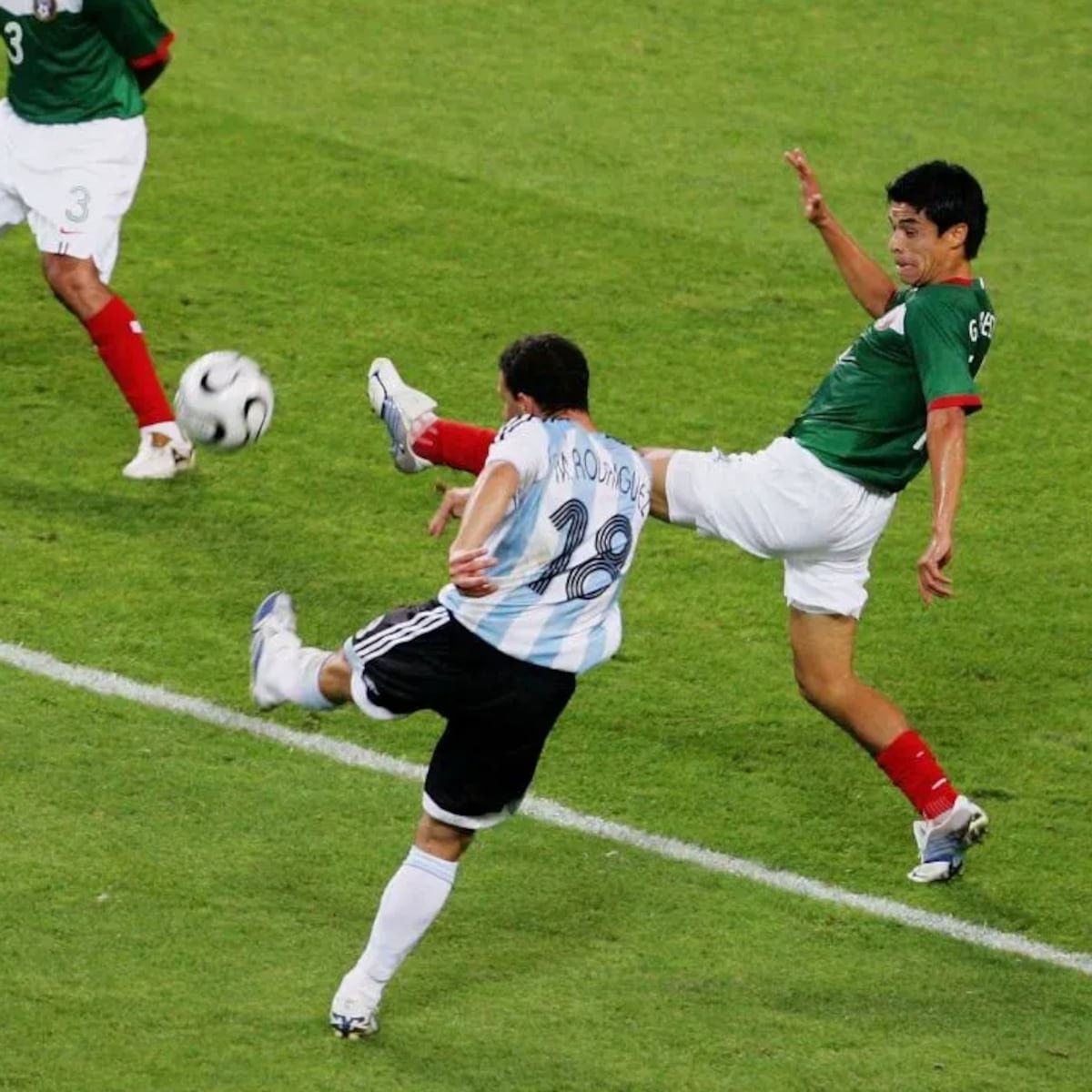 JaySerrano5's tweet photo. Personas (mujeres, hombres, niños) que vieron/se emocionaron por primera vez con un mundial de la selección, preguntándose cuando se quita ese dolor.

Es difícil explicarles que, hay heridas que nunca cerrarán hasta que logremos superar esa maldita fase de Octavos. https://t.co/pKDpN6nACX