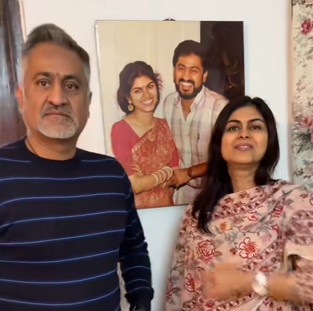 ___Ishq_'s tweet photo. बेटे की खुशी के लिए तलाक शुदा मां बाप एक बार फिर मिले,

ये दोनों पति-पत्नी थे,
25 साल पहले इन दोनों की शादी हुई थी, 

लेकिन शादी के कुछ सालों बाद दोनों में आपस में बनी नहीं हर रोज के झगड़े, इस दौरान इनको एक बेटा भी हुआ,

फिर भी झगड़े कभी बंद नहीं हुए दोनों में,जिससे तंग आकर दोनों ने तलाक ले लिया था,

लेकिन अपने बेटे की जिद पर सालों बाद दोनों मिले, उनके बेटे ने दोबारा मां बाप की एक साथ फोटो क्लिक करी उनकी शादी की फोटो के पास, 

 जिसे देखकर उनका बेटा रोने लगा क्योंकि सबसे ज़्यादा नुकसान तो उसी का हुआ था मां बाप के तलाक के बाद......