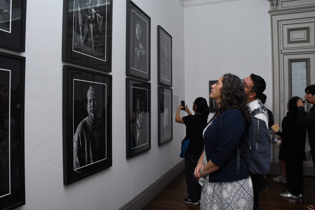 DiariodeCA's tweet photo. #EnElPaísDCA | Hoy se inauguró la exposición “Shipibo-Konibo. Retratos de mi sangre”, del fotógrafo indígena peruano David Díaz, en la Casa Ibargüen.

La actividad se realiza como parte de la conmemoración de los 250 años del traslado de la ciudad y de las celebraciones del Mes del Perú.

El embajador del Perú en Guatemala, Guido Toro, afirmó que esta exposición es una respuesta de la embajada a las actividades organizadas por la Municipalidad de Guatemala con motivo del aniversario mencionado, y una forma de sumarse a la conmemoración.

✍️🏻 @PcahuecDCA  
📷 @ccaljuDCA
