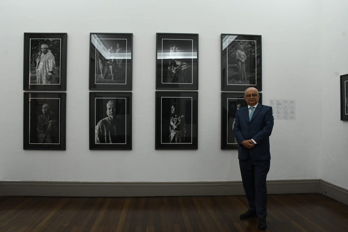 DiariodeCA's tweet photo. #EnElPaísDCA | Hoy se inauguró la exposición “Shipibo-Konibo. Retratos de mi sangre”, del fotógrafo indígena peruano David Díaz, en la Casa Ibargüen.

La actividad se realiza como parte de la conmemoración de los 250 años del traslado de la ciudad y de las celebraciones del Mes del Perú.

El embajador del Perú en Guatemala, Guido Toro, afirmó que esta exposición es una respuesta de la embajada a las actividades organizadas por la Municipalidad de Guatemala con motivo del aniversario mencionado, y una forma de sumarse a la conmemoración.

✍️🏻 @PcahuecDCA  
📷 @ccaljuDCA