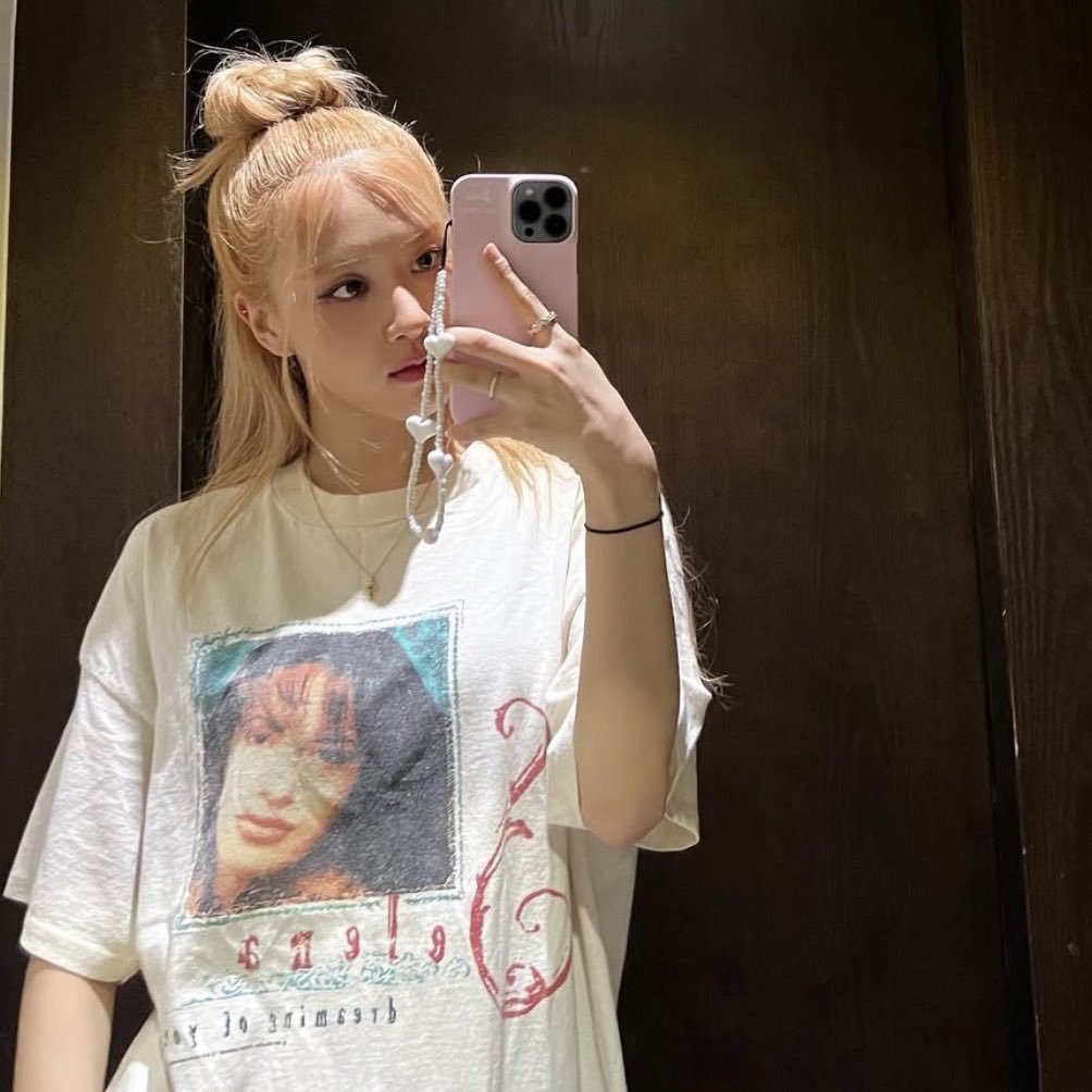 dncallnight's tweet photo. Descobri por acaso a informação de que a Rosé tem e usa uma camisa da Selena 🥺💜 https://t.co/mANd9Lq15t