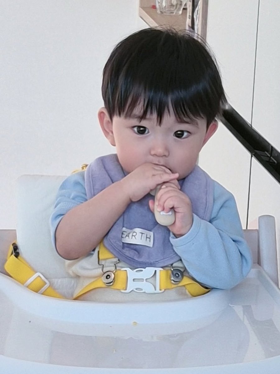 vtaeby's tweet photo. resmi jadi anak ioo 🥺, ucul banget. https://t.co/VXCLtJvbNx