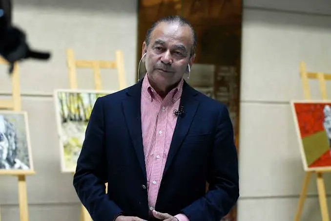 PiensaPrensa's tweet photo. Gobierno anuncia acuerdo con el PPD para rebajar invariabilidad tributaria a 10 años.

El ministro de Hacienda, Jorge Quiroz, confirmó este miércoles que el Gobierno alcanzó un acuerdo con los senadores del PPD en torno a la invariabilidad tributaria contemplada en la megarreforma de Reconstrucción Nacional, lo que llevó a dicha bancada a descartar acudir al Tribunal Constitucional.

El acuerdo considera uno de los principales reparos que había planteado el PPD durante la discusión del proyecto. Según explicó el senador y jefe de bancada del partido, Ricardo Celis, "en lo central, significa que la invariabilidad tributaria no va a ser de 25 años, va a ser de 10 años".

El parlamentario precisó que el plazo de la invariabilidad ya no será único, sino que variará según el monto de la inversión.

Así, las iniciativas de hasta 100 millones de dólares tendrán un período de 10 años; las que alcancen hasta 350 millones de dólares contarán con 15 años; mientras que las inversiones desde 500 millones de dólares podrán acceder a una invariabilidad de 25 años.