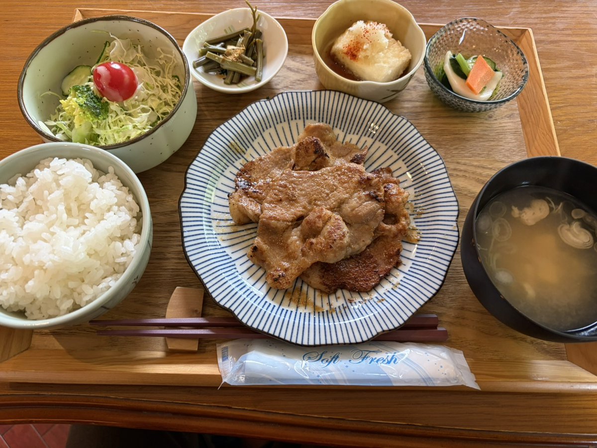 DMachikitamachi's tweet photo. おはようございます☀️

最近こーいうお食事が好み😇

＃体調管理 は食事のバランスが
大事よねぇ～！

＃ランチ
＃生姜焼き定食
＃あいづ浪漫亭しおぐら
＃七日町
＃バランスのとれた食事
＃週の真ん中
＃新台入替
＃ダイエー
＃ダイエー町北町店 https://t.co/fLrliWUzV1