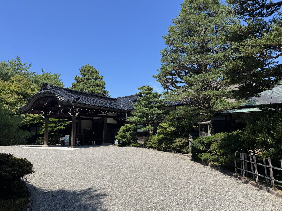 8010tomo's tweet photo. 前田家のレベチ🌏お宝🏯🪎✨
今月は何ですか❓🫀✨

重要文化財の敷地に停めさせていただき
かたじけのうございます〜🛵✨ https://t.co/05gJyo2Jbr