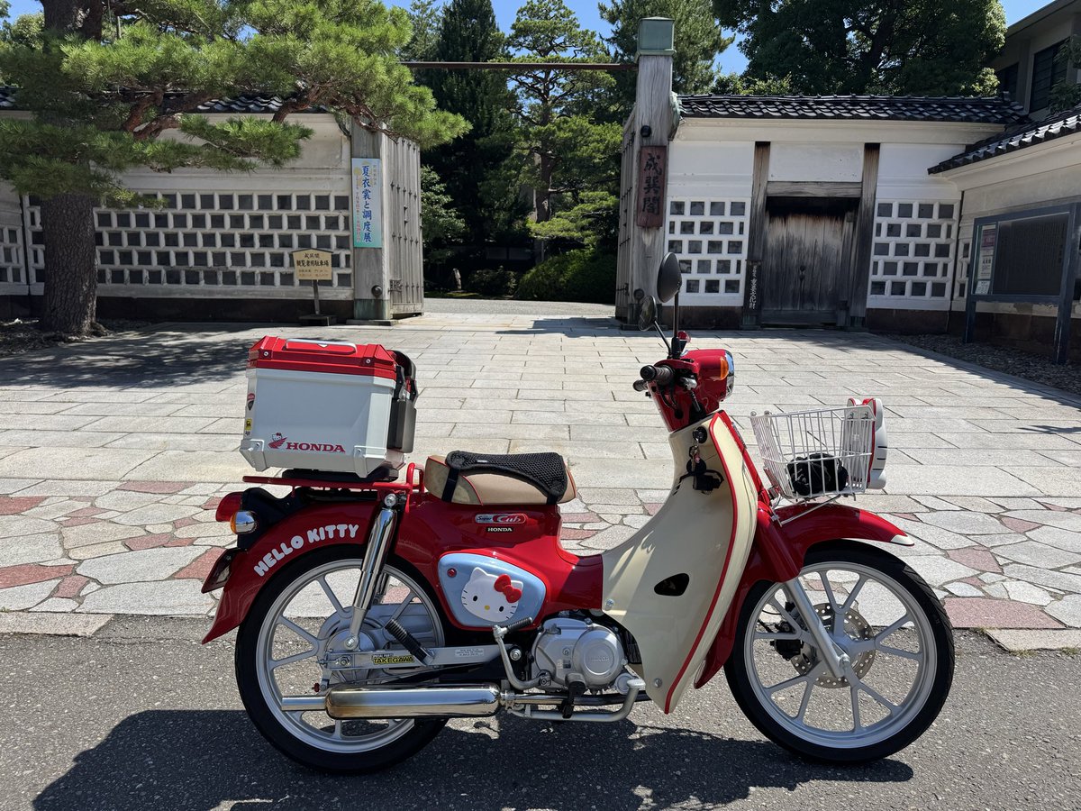 8010tomo's tweet photo. 前田家のレベチ🌏お宝🏯🪎✨
今月は何ですか❓🫀✨

重要文化財の敷地に停めさせていただき
かたじけのうございます〜🛵✨ https://t.co/05gJyo2Jbr