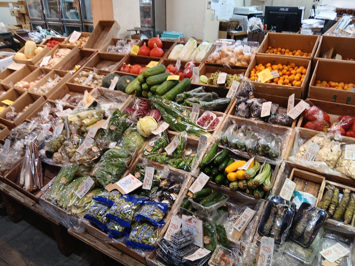 vege_fru's tweet photo. 8時開店 #金沢市民の台所 #近江町市場 #八百屋 #北形青果 してます
一日中外にいるので、少し暑さに慣れてきましたが、やっぱり暑いね。商品と冷蔵庫の管理が主な仕事になってきました。
とりあえず今日は長野の桃がお買い得だったので積みあがっておる。炭酸ジュースよりもフレッシュフルーツをどうぞ https://t.co/uhDuSVIHSp