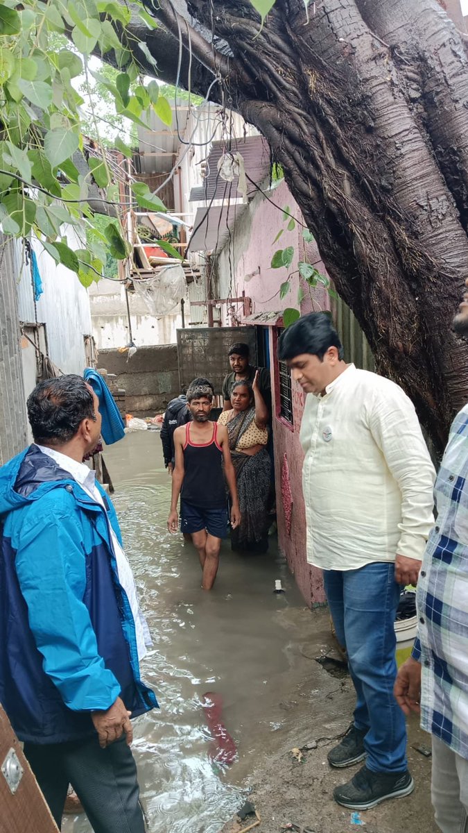 NarendraBansode's tweet photo. शहर काँग्रेसकडून पूरपरिस्थिती पाहणी दौरा 

नुकत्याच झालेल्या संततधार पावसामुळे नदीकाठच्या घरांमध्ये मोठ्या प्रमाणात पाणी शिरले पाहणी करण्यासाठी पिंपरी कॅम्प भागामध्ये दौरा केला रिव्हर रोड,आंबेडकर कॉलनी,भाट नगर,प्रकल्प इमारतींच्या मागचा भाग या ठिकाणांची पाहणी केल. 
@INCHarshsapkal https://t.co/d04C935Crf