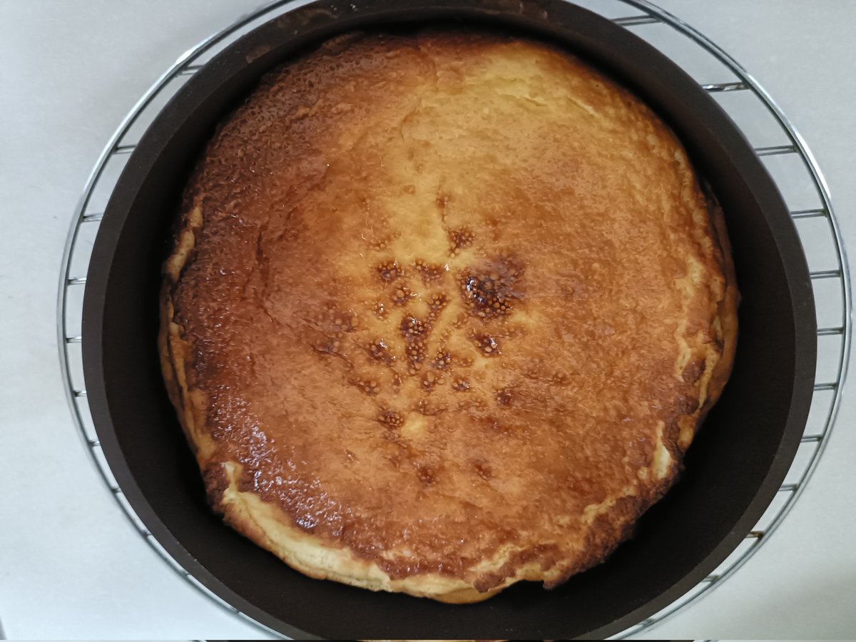 mori_uno's tweet photo. チーズケーキ今焼けました☺️
生クリーム水切りヨーグルトクリームチーズ卵レモン汁等ミキサーで混ぜて焼いただけ😅
#チーズケーキ　#水切りヨーグルト https://t.co/PH2YFdU8ws