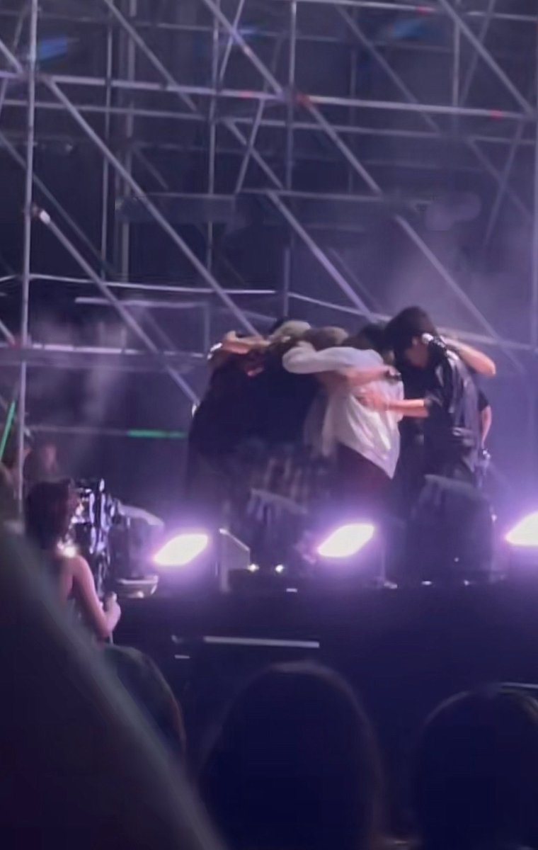 MachirudaChan's tweet photo. E io questo.. come ve lo spiego?
Hanno cantato Turbolence ❤️‍🩹
#rockinroma #ateez #ateezrockinroma https://t.co/B32aORkR0i