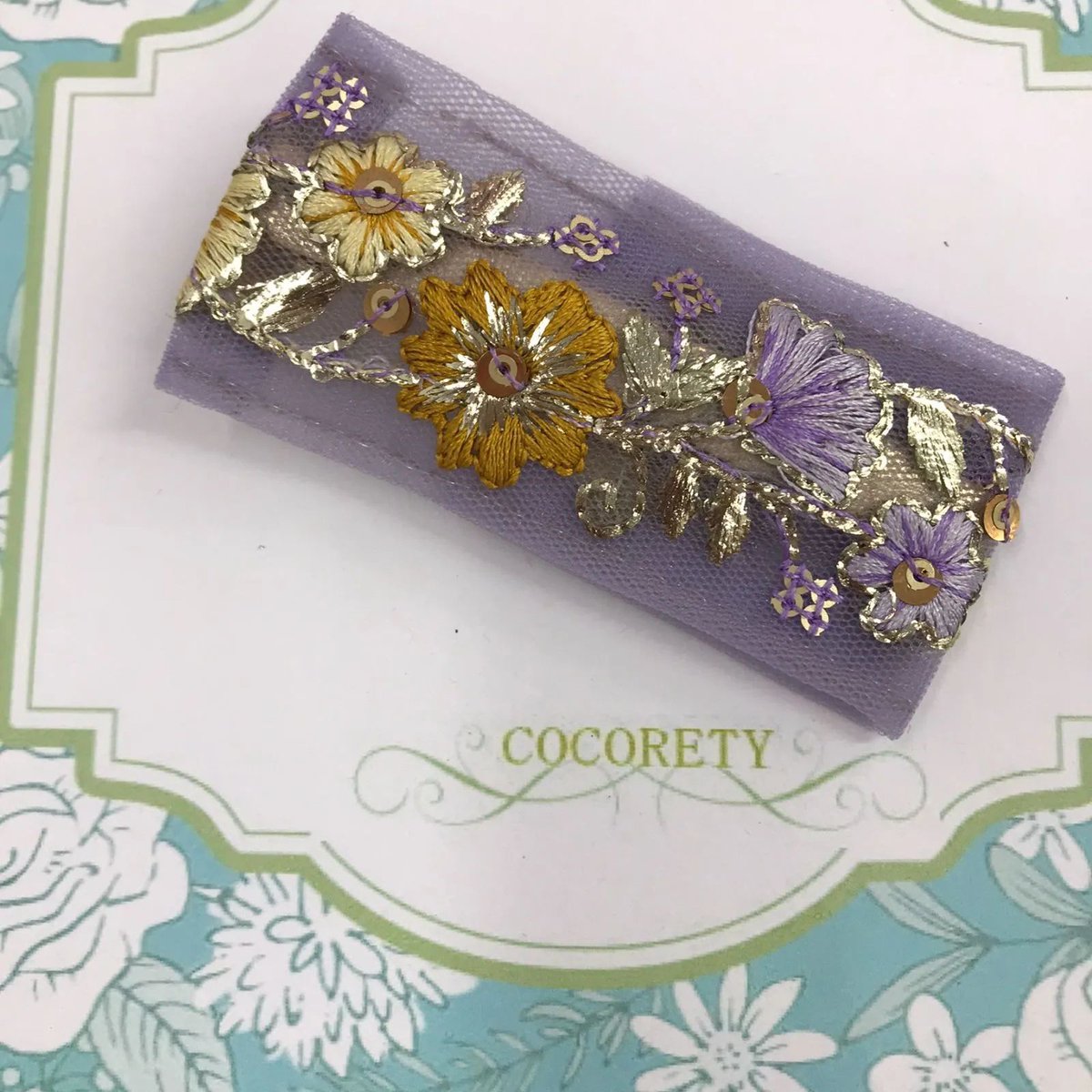 cocoro_works's tweet photo. 【福祉施設制作】杏樹作　ヘアアクセサリー　「花やぐヘアクリップ（大）」NO.5480で検索
紫のチュールに金糸の花が刺繍されたヘアクリップ。付けたら髪が華やかになって、毎日のおしゃれが楽しくなります。キラキラしたスパンコールが光って可愛いです。シンプルスタイルにもおすすめです。￥800 https://t.co/q73XO1oqYD