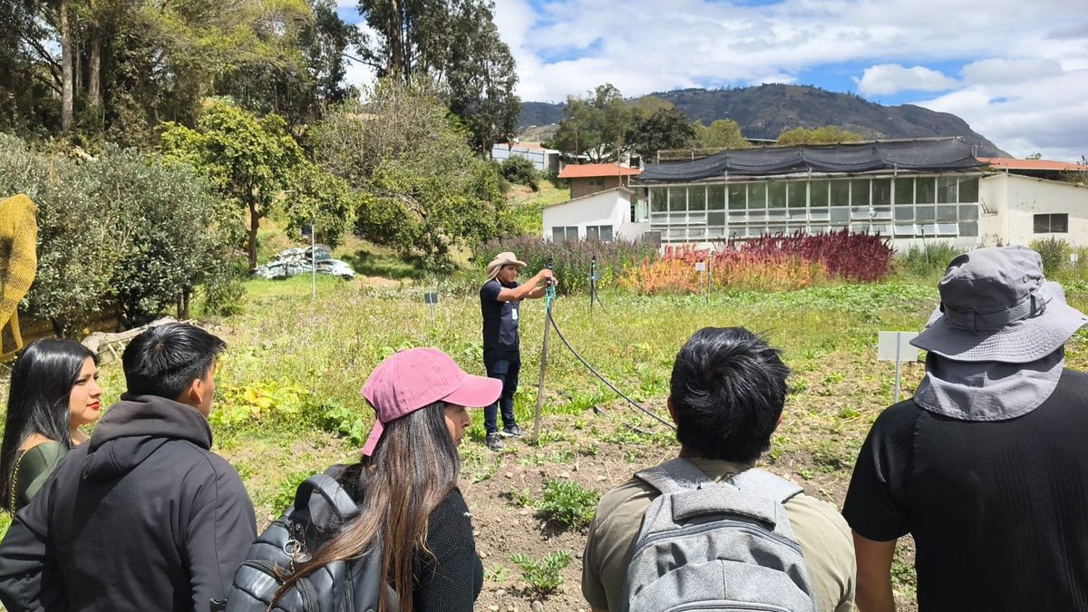Agricultura_CZ6's tweet photo. Además conocieron sobre el uso de implementos y maquinaria especializada para riego, fortaleciendo sus capacidades técnicas para optimizar el uso del recurso hídrico para la producción. https://t.co/a2QbtD4jae