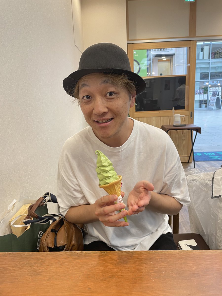 HirokiKashiwagi's tweet photo. ツインチェロ初日松山Monk無事終了！ご来場頂きました皆様楽しい時間をありがとうございました😊
本番前はハルくんと2人で上岡軒で恒例の抹茶ソフトクリーム美味！
只今岡山へ向けて移動中です。
ご来場お待ちしてます☺️
#伊藤ハルトシ
#上岡軒
#松山モンク https://t.co/zOgX3Nc1Oz