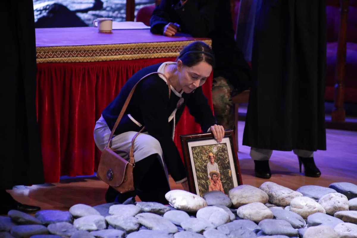 JEP_Colombia's tweet photo. Con esta antesala, comenzó una obra que demuestra cómo el arte dramático facilita la comprensión ciudadana sobre la construcción dialógica de la verdad y los aportes a la restauración del daño. https://t.co/FJfMaPMjCB