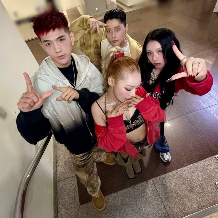 npomvtt's tweet photo. ☹️☹️ Jiwoo do KARD sobre o disband do grupo e seu futuro na indústria:

"Ainda estou descobrindo o que eu quero fazer. Se eu conseguir e tiver a oportunidade de continuar fazendo música, eu gostaria. Mas, hoje, a indústria musical não é um bom lugar."

"As pessoas dizem que é revigorante sair de um trabalho, mas pra gente... Nós estivemos nessa empresa desde que éramos muito novos. Estivemos juntos desde os nossos dias de trainees, então parece mais emotivo que isso. Nossa empresa realmente era como uma família (...). Agora que não resta muito tempo, parece... diferente."