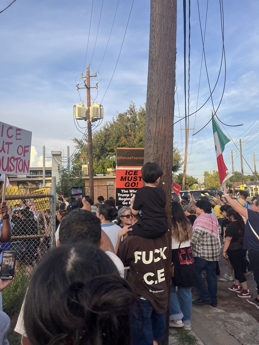 KarthikForTexas's tweet photo. Hundreds of Houstonians protesting the killing of Lorenzo Salgado by ICE https://t.co/IcO2iGBkMa