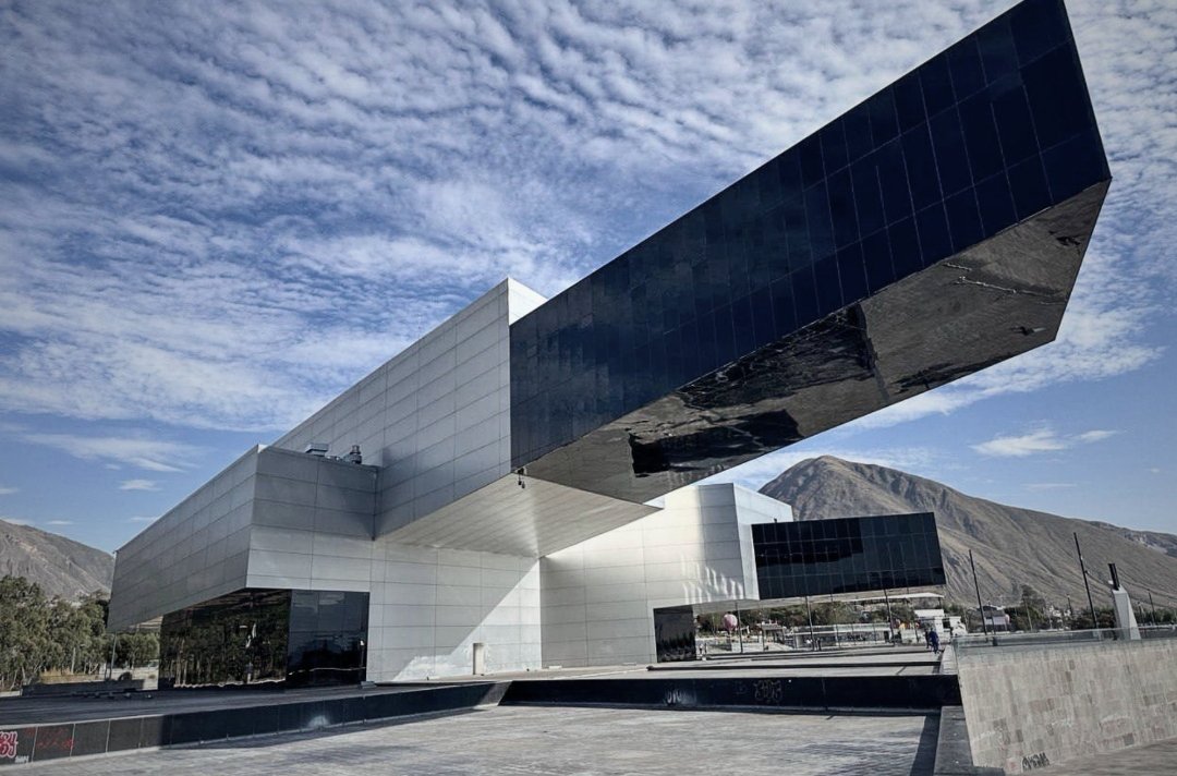Feramos1a's tweet photo. Este otro adefesio de $42M está abandonado destruyéndose y está en zona turística Mitad del Mundo, x q no hacen ahí el museo?? https://t.co/w2IL2Rfax9