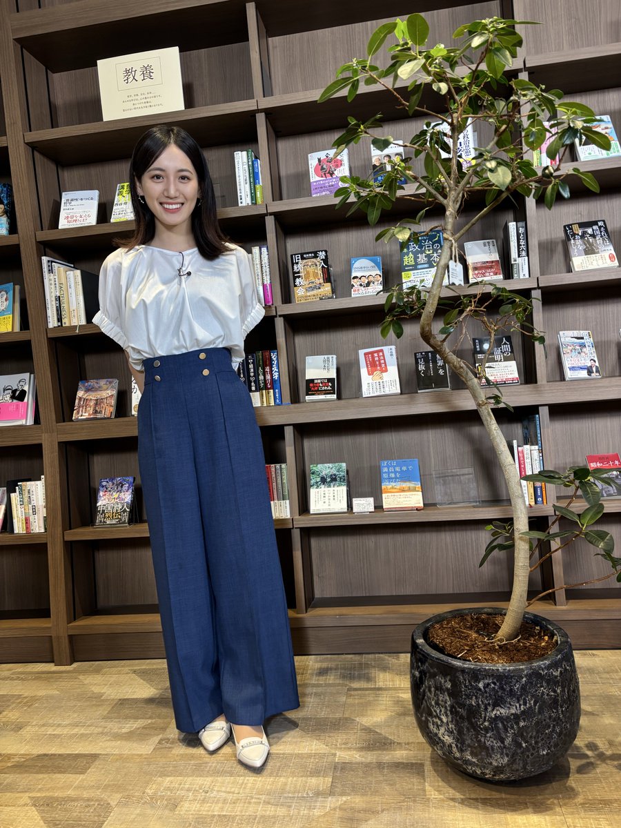 sachie_yamamoto's tweet photo. (BSテレ東)あの本、読みました？@anohonn 
今夜は児童文学📚

小学校の頃、とても素敵な担任の先生がいて教室の後ろに本棚を作ってくれる本好きな方でした。
そこでみつけたイギリス作家のアレックス•シアラーの本を読み漁った記憶があります。

ブラウス
#STRAWBERRYFIELDS 

パンツ
#MISCHMASCH https://t.co/3iTWOHaQam