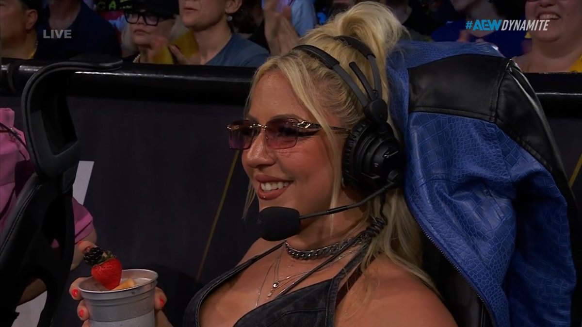 SeanRossSapp's tweet photo. Thekla is talking about motorboating Mina Shirakawa on commentary https://t.co/pyhm8u0wBC