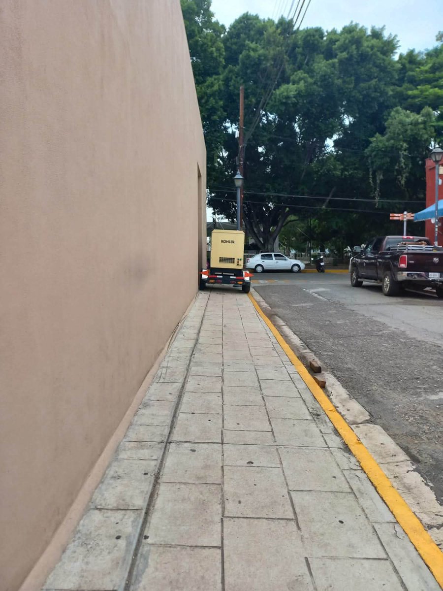Oaxaca_AlDia's tweet photo. #DenunciaCiudadana
Esto ahora es muy común verlo, cuando realizan eventos! 
Calle San Martín a un costado de Hotel Fiesta Americana Oaxaca utilizando toda la banqueta!  
No solo se apropiaron de espacios para estacionarse enfrente, también hacen tráfico porque a sus huéspedes no los pueden hacer que pasen la calle! 
Municipio de Oaxaca acá hay que echar un ojo y recuerden que siempre la prioridad será la seguridad de los peatones!
@raychagoya @MunicipioOaxaca @TransitoyMovOax @PolVial_GobOax