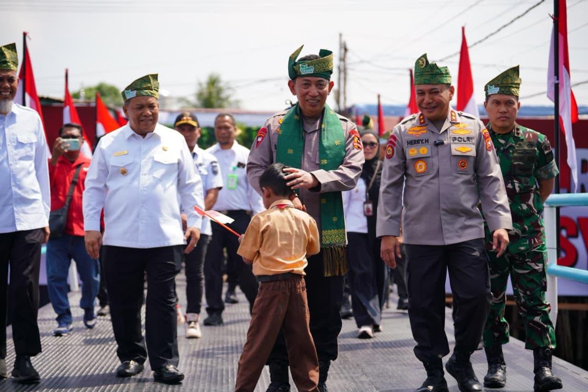 polres_mitra's tweet photo. Resmikan 80 Jembatan Merah Putih Presisi di Riau, Kapolri: Permudah Anak Sekolah-Masyarakat

Riau - Kapolri Jenderal Listyo Sigit Prabowo meresmikan 80 jembatan Merah Putih Presisi tahap II di wilayah hukum Polda Riau, Rabu (8/7/2026). https://t.co/j7RwL0SD80