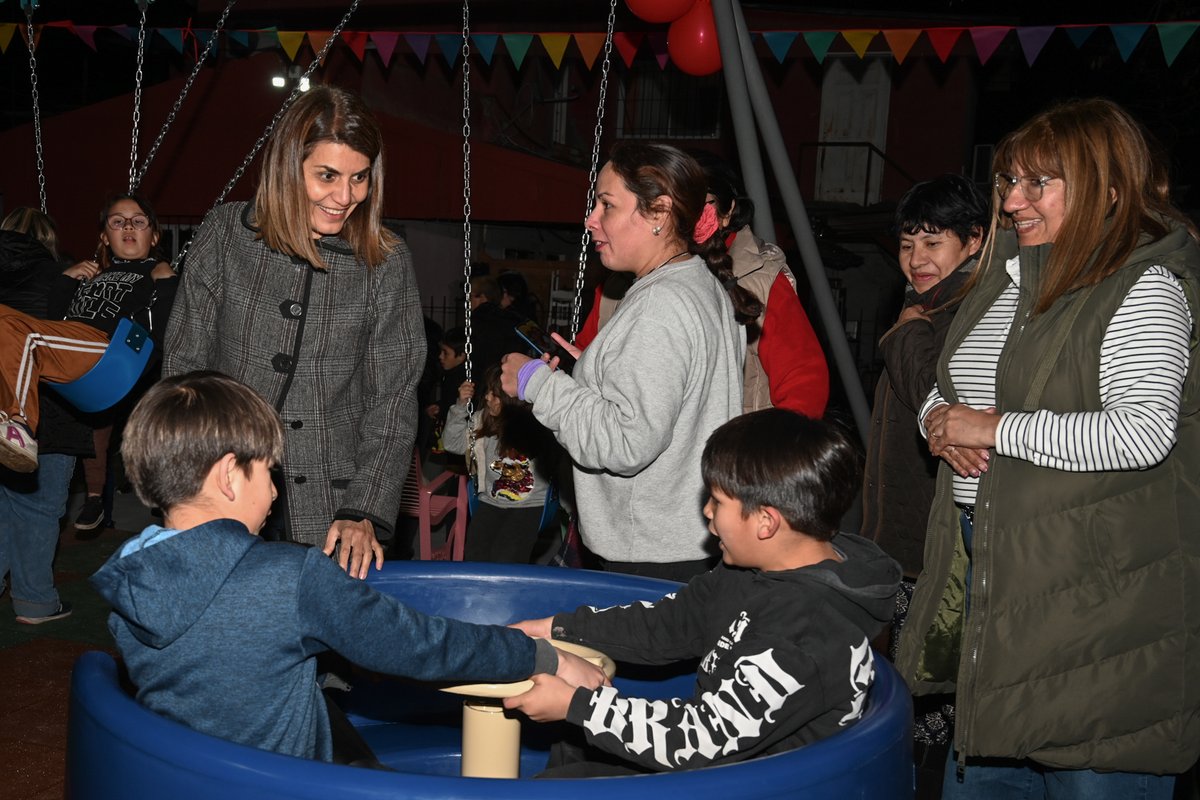 GiselaLZamora's tweet photo. Junto al intendente @ZamoraJulio y la comunidad de Don Torcuato Este, acompañé la inauguración de la plazoleta https://t.co/25oI8pIqlp. ¡Ya son 103 los espacios renovados por @MunicipioTigre!

#TigreEsMiVida https://t.co/emEOqKMO1l