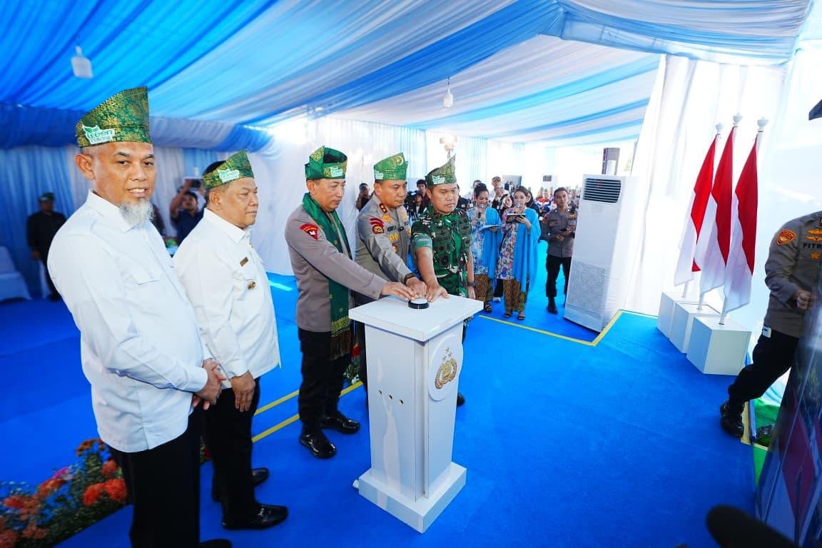 polres_mitra's tweet photo. Resmikan 80 Jembatan Merah Putih Presisi di Riau, Kapolri: Permudah Anak Sekolah-Masyarakat

Riau - Kapolri Jenderal Listyo Sigit Prabowo meresmikan 80 jembatan Merah Putih Presisi tahap II di wilayah hukum Polda Riau, Rabu (8/7/2026). https://t.co/j7RwL0SD80