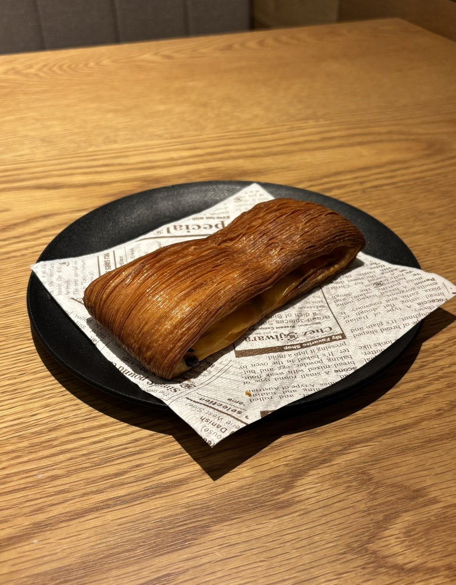 macaron1102_'s tweet photo. ルパンドゥタカのパンスイスたべたー
表面の細かで軽いパキパキサクサク食感の部分はバターと焼成の香ばしさ立ってて中にはビターな香りだかさあるチョコチップとふんわりと卵のまろやかな香りをくれるカスタードが包まれててパンオショコラの進化系みたいな感覚でおいしかったー
実はパンスイス初めて https://t.co/aSGIGiDwLX