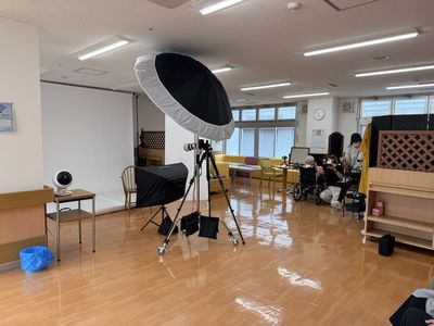 kourakusou's tweet photo. 昨日地域のフォットスタジオ「スティルシークエンス」さんがご厚意により、入居者８名の記念撮影をしてくださいました。女性は久しぶりのお化粧に！大興奮
笑顔溢れる１日でした。

ご家族も一緒にパチリと！ https://t.co/8RS8ZUYQxM