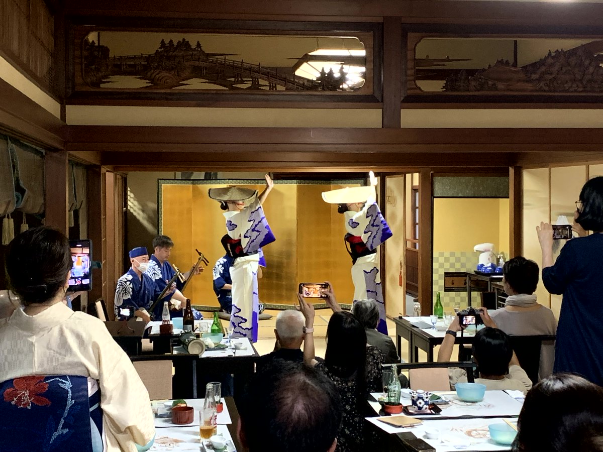 JALCITY_TOYAMA's tweet photo. ◆◇おわら風の盆直前！お座敷おわら鑑賞◇◆

毎年9月1日から3日間開催される「越中八尾 おわら風の盆」。

その開催直前の特別企画として、VISIT富山県では、おわらを間近でご堪能いただける「お座敷おわら」とご宿泊がセットになったプランを販売中！

ご予約はこちら🔽
https://t.co/dSyDgGNrh5 https://t.co/haLBuv779I