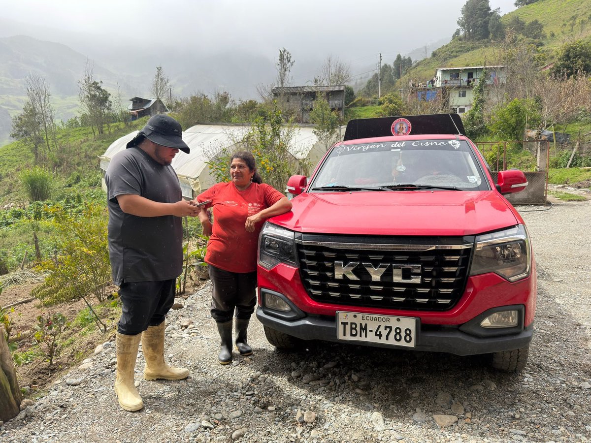Agricultura_CZ6's tweet photo. #Azuay | En el cantón #SevillaDeOro realizamos el seguimiento al uso de la Unidad Móvil Agroproductiva (UMA), verificando su aporte al fortalecimiento de la actividad ganadera, la comercialización y la mejora de los ingresos de los productores. 🐄 https://t.co/9GhK81TdXb