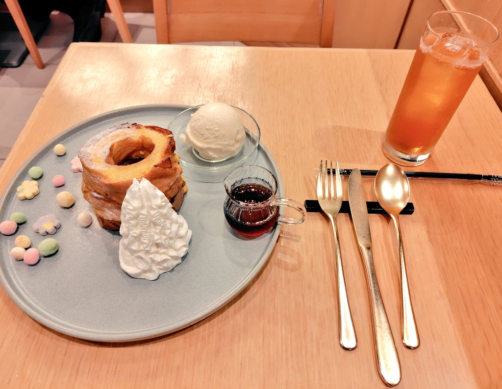 mirasuki3's tweet photo. 金沢駅で
少し早く着いたので、カフェに入りました☕

「FUMUROYA café」
くるま麸のフレンチトーストと、アイス加賀棒茶を注文しました✨
くるま麸のフレンチトースト、やわらかくて、もちもち食感！
加賀棒茶も香ばしいけど苦くなくて飲みやすい🍵
結構ボリュームありました
ちょっと贅沢しました💕 https://t.co/i7X7Of8eRF