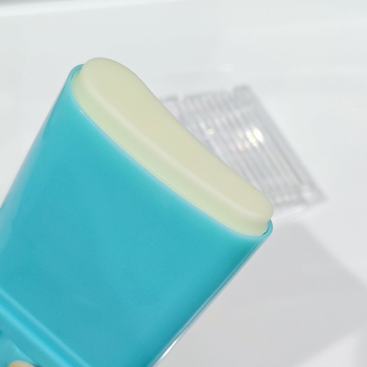 raccosme's tweet photo. NATURE REPUBLIC
クーリングアロエUVスティック
SPF50+ PA++++
冷感-4.5℃タッチでほてった肌をひんやりクールダウン🩵 美容成分配合でうるおい感も◎
内蓋付きで持ち運びしやすく塗り直しにも。
きしみにくい使い心地なので、この夏たくさん活躍しそう☀️
#PR #ネイチャーリパブリック #秒速UVケア https://t.co/PloLuxOWBa