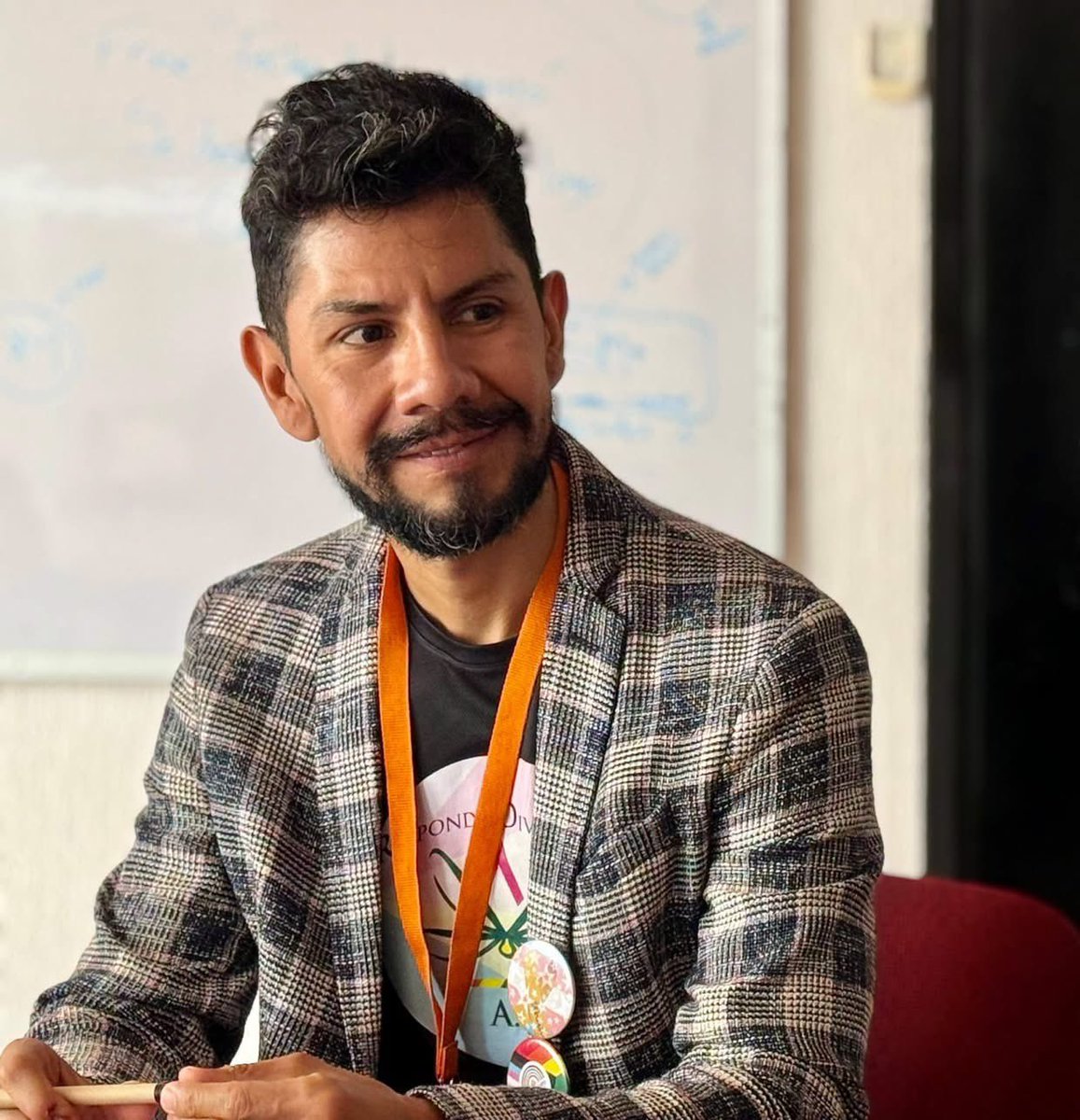 respondediver's tweet photo. Agradecemos la invitación de Benjamín Mendoza, director del SMRTV, de reunirnos para construir rutas para incrementar lvisibilidad de poblaciones LGBTIAQ+ 🏳️‍🌈🏳️‍⚧️ en los medios públicos. 

¡Enhorabuena por inicio de estos trabajos y nuevos compromisos!🙏👏🏽

#lgbt #smrtv #michoacan https://t.co/zZu0sArHQ9