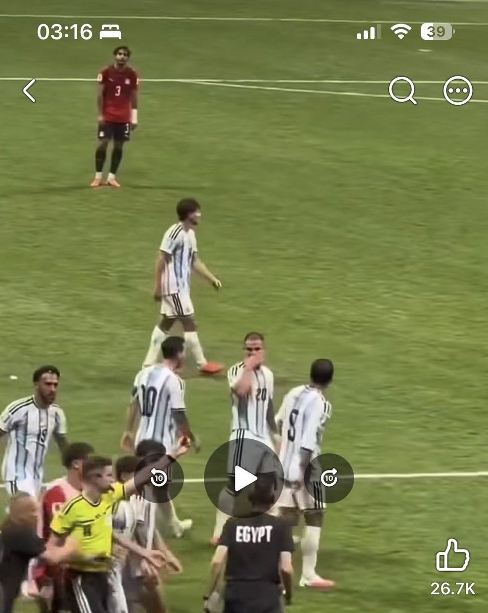 ChingyFr's tweet photo. @espnpodcasts @AleMorenoESPN Hold a minute.. Maca is covering his mouth while saying ‘puttas’ to the Egyptian staff and that why the coach crossed his arms calling for racism.. nah red card for the Egyptian’s staff member .. it was so rigged https://t.co/wz8YNRsjym