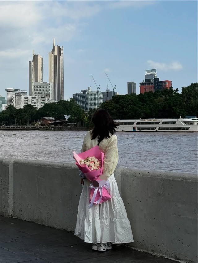 LauvWith's tweet photo. ⋆ ˚｡⋆୨୧˚𑁍ࠬܓᨳଓ🩷˚⋆🎀🩰🍡

Flowers by the river and a heart full of Peace⋆ ˚｡⋆୨୧˚

#Bangkok #Thailand #ChaoPhrayaRiver #Aesthetic #Bouquet #Ootd #Flower https://t.co/Ojs2QfIhPG