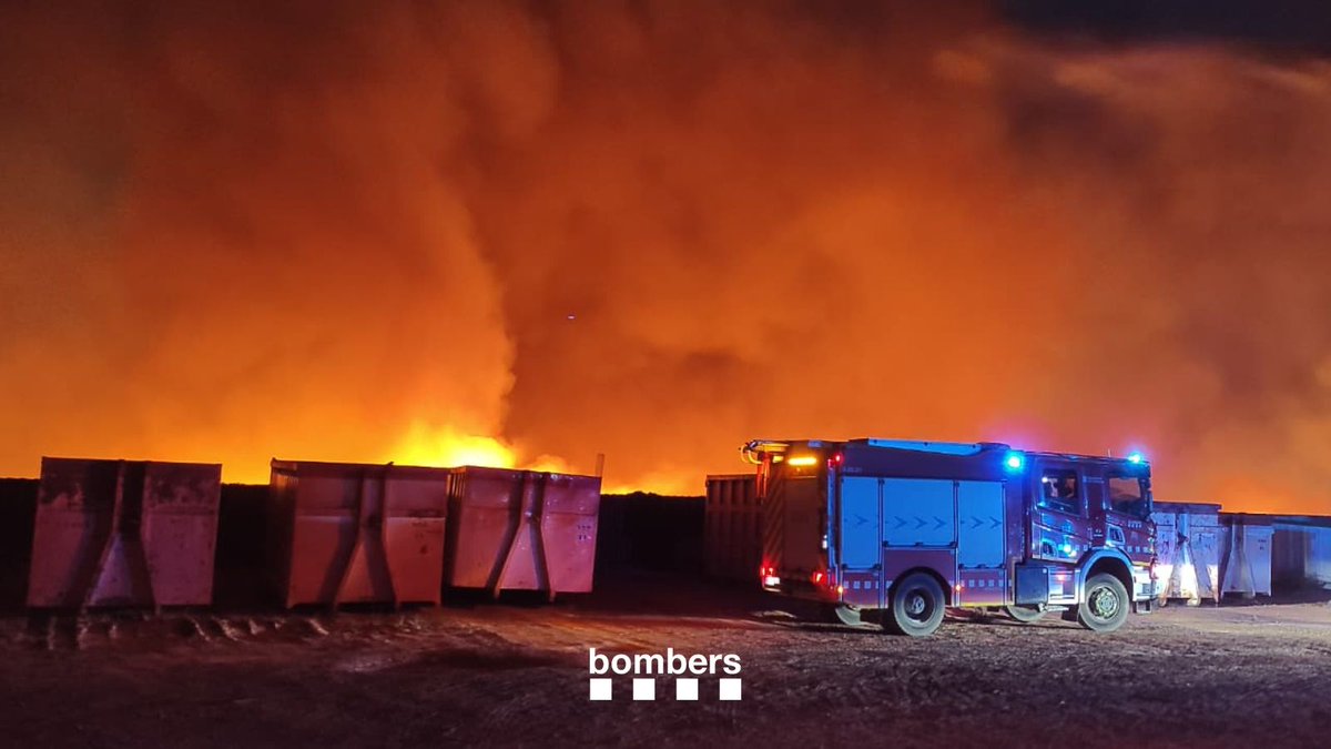 bomberscat's tweet photo. #IFNavarcles ESTABILITZAT.
Tot i això, encara queda molta feina en les tasques d'extinció de la nau industrial on ha impactat l'incendi.
📷 nau industrial a Navarcles
#bomberscat https://t.co/mSgqdsRTed