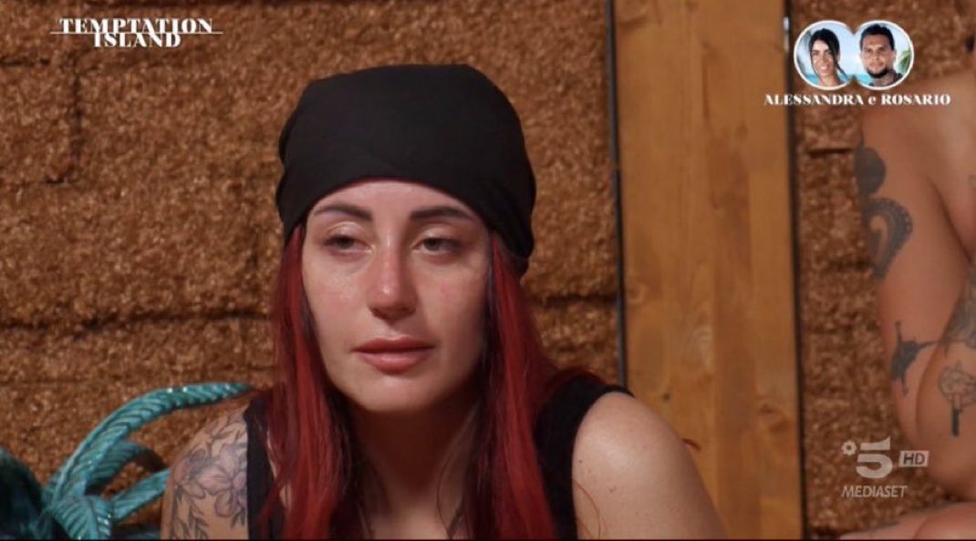 frabiziovalerio's tweet photo. In tutto ciò noi non abbiamo ancora capito chi è questa #TemptationIsland https://t.co/c67rs4wCZf