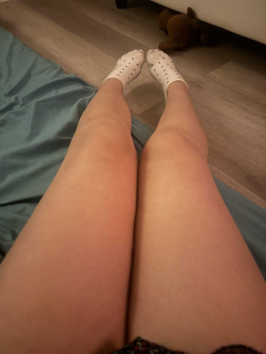 puppygirlcnc's tweet photo. Weird ahh pic (๑-﹏-๑) DMs are open #puppygirl #grommeeetwt #dmsareopen #thighs #feetpics https://t.co/qpp7U6Jz2b