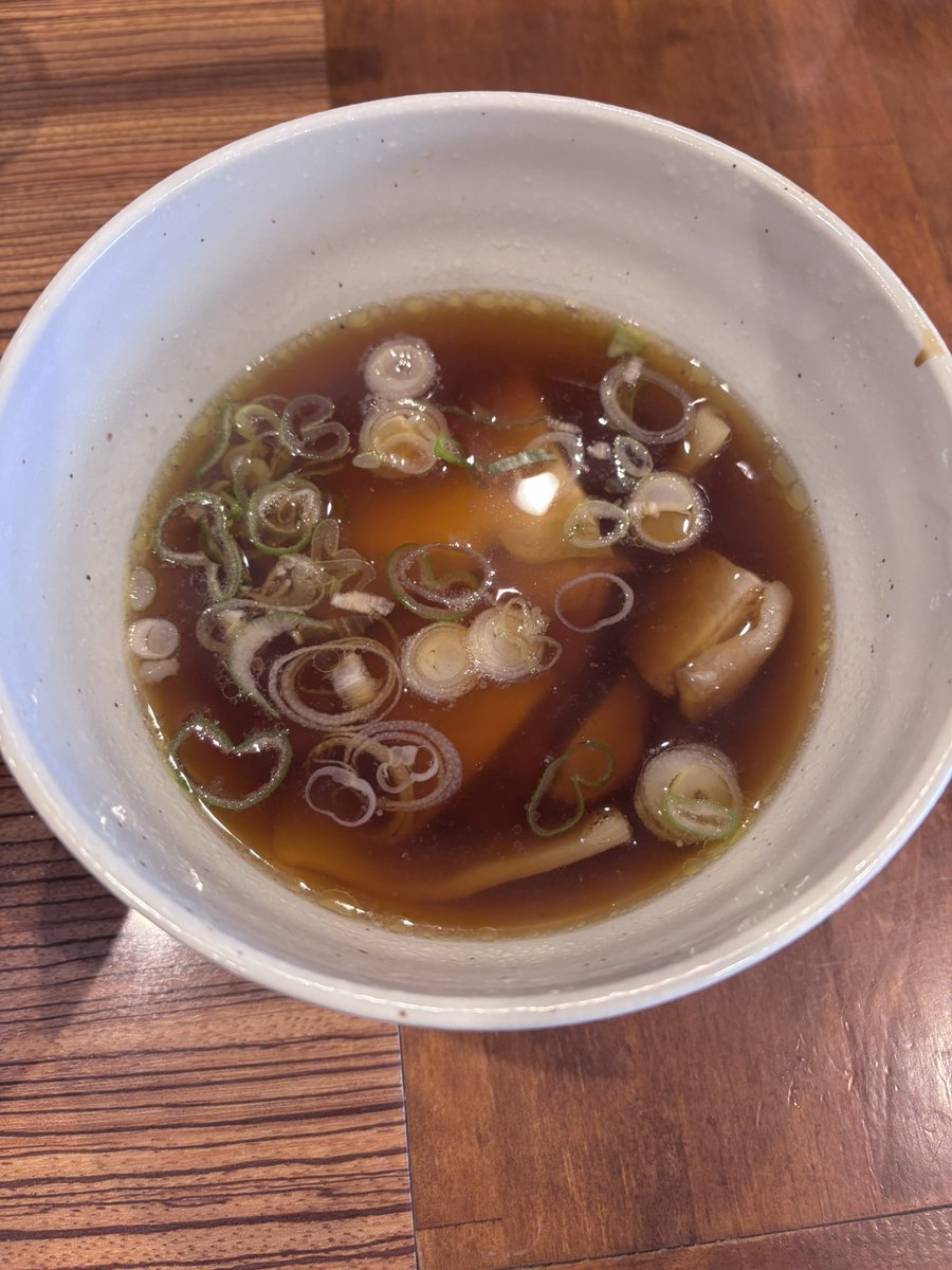 takeo_twit's tweet photo. 令和455杯目
昆布水つけそば大
番町製麺@松山市

梅雨が明けそうです
こんにちわ

輝いてます麺もスープも🍜
そのまま食べても昆布水が絡んで美味😋
つけ汁も美味しくて、昆布水が絡むと滑らかに
またもや瞬殺でした、
ご馳走様でした！

#番町製麺 https://t.co/J2cPDBTfme