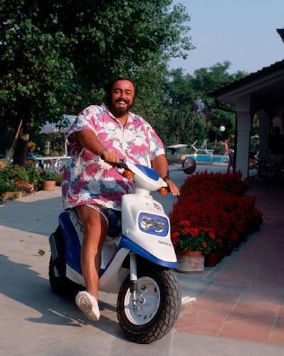 scabulet's tweet photo. @thegoddisk Looks like a mighty fine Pavarotti summer to me https://t.co/GWjblqemEn