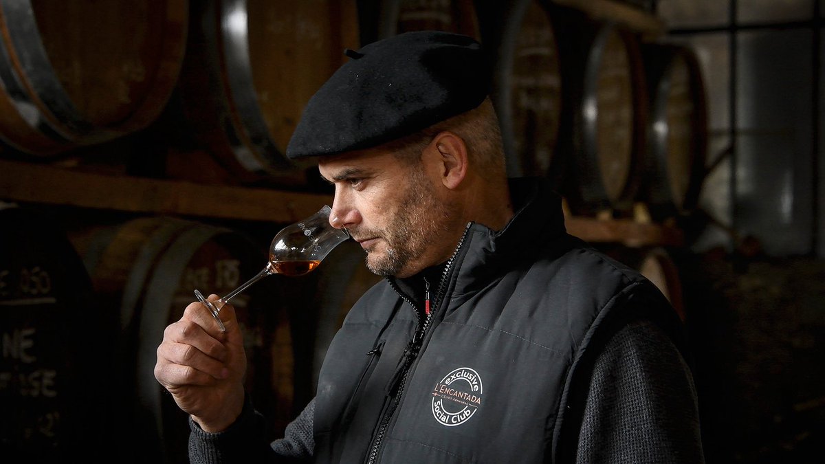 notreterroir's tweet photo. L’armagnac. La plus ancienne eau-de-vie de France.

Il naît en Gascogne, entre Adour et Garonne, au pied des Pyrénées. Fruit de la rencontre de trois civilisations. Les Romains y apportent la vigne. Les Arabes, lors de la conquête de la péninsule Ibérique, y apportent l’alambic. Les Celtes y apportent le fût.

Au XIVe siècle, le prieur Vital Dufour, médecin, écrit un manuscrit où il vante les quarante vertus de cette « eau-glorieuse ». C’est la première mention connue. Elle guérit les maux, conserve la jeunesse et ranime l’esprit. L'armagnac naît ainsi comme un remède avant de devenir un plaisir.

Contrairement au cognac qui aime la double distillation, l'armagnac se distille majoritairement en une seule fois, en continu, dans un alambic en cuivre dit « armagnacais ». Il en sort une eau-de-vie fougueuse, chargée d'arômes, qui va s'assagir pendant des décennies dans les pièces de chêne de la forêt de Monlezun. 

Au XIXe siècle, le phylloxéra ravage les vignes. Les producteurs, ruinés, abandonnent les alambics. En 1900, il ne reste presque plus rien. Puis, dans les années 1920, des vignerons têtus relancent la production. Ils obtiennent l’AOC en 1936, première appellation pour un spiritueux en France. L’armagnac renaît, lent, tenace, comme son vieillissement en fûts de chêne.

Aujourd’hui, il se déguste en blanc (jeune et fruité) ou en vieux (boisé, complexe). Certains millésimes, comme le 1948 ou le 1971, s’arrachent à prix d’or. Production annuelle : à peine 5 millions de bouteilles, contre 200 millions pour le cognac. L'armagnac reste une affaire d’artisans et de petites propriétés. Pas de grands groupes industriels ici. C’est le luxe de la confidentialité.

Une eau-de-vie qui a traversé sept siècles et qui a survécu à l’oubli, porté par ceux qui croyaient en son terroir. L’armagnac ne se boit pas, il se raconte.